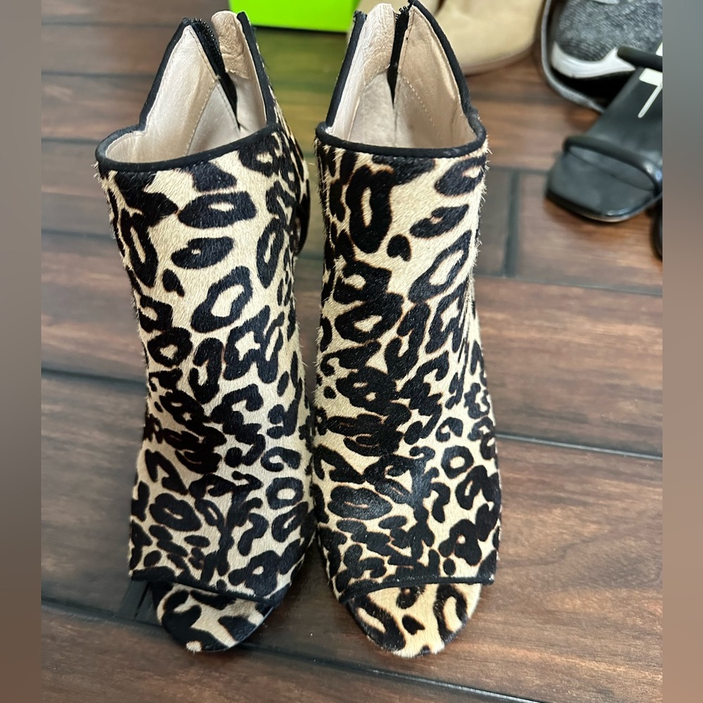 Louise et Cie size 6.5 leopard print booties